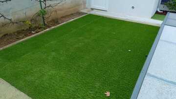 Pose de pelouse synthétique