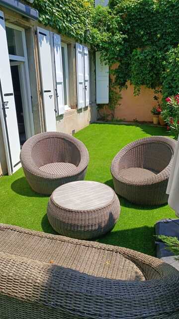 Pose de pelouse synthétique sur terrasse 