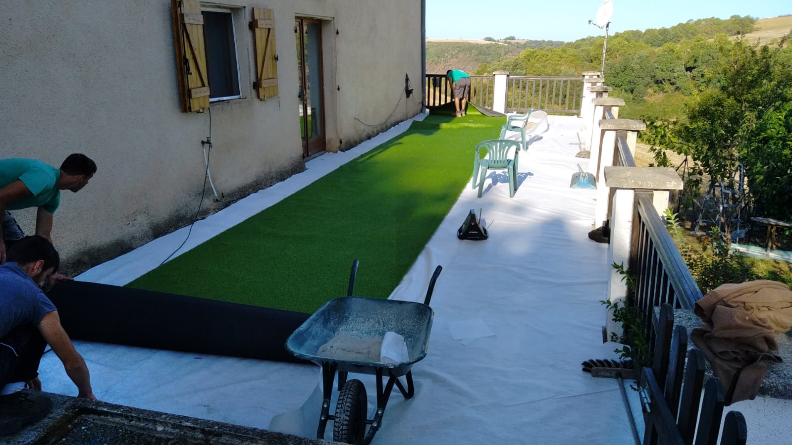 Pose de pelouse synthétique sur terrasse