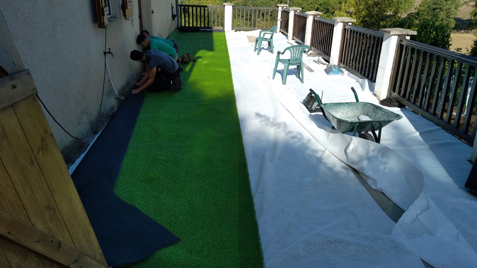 Pose de pelouse synthétique sur terrasse