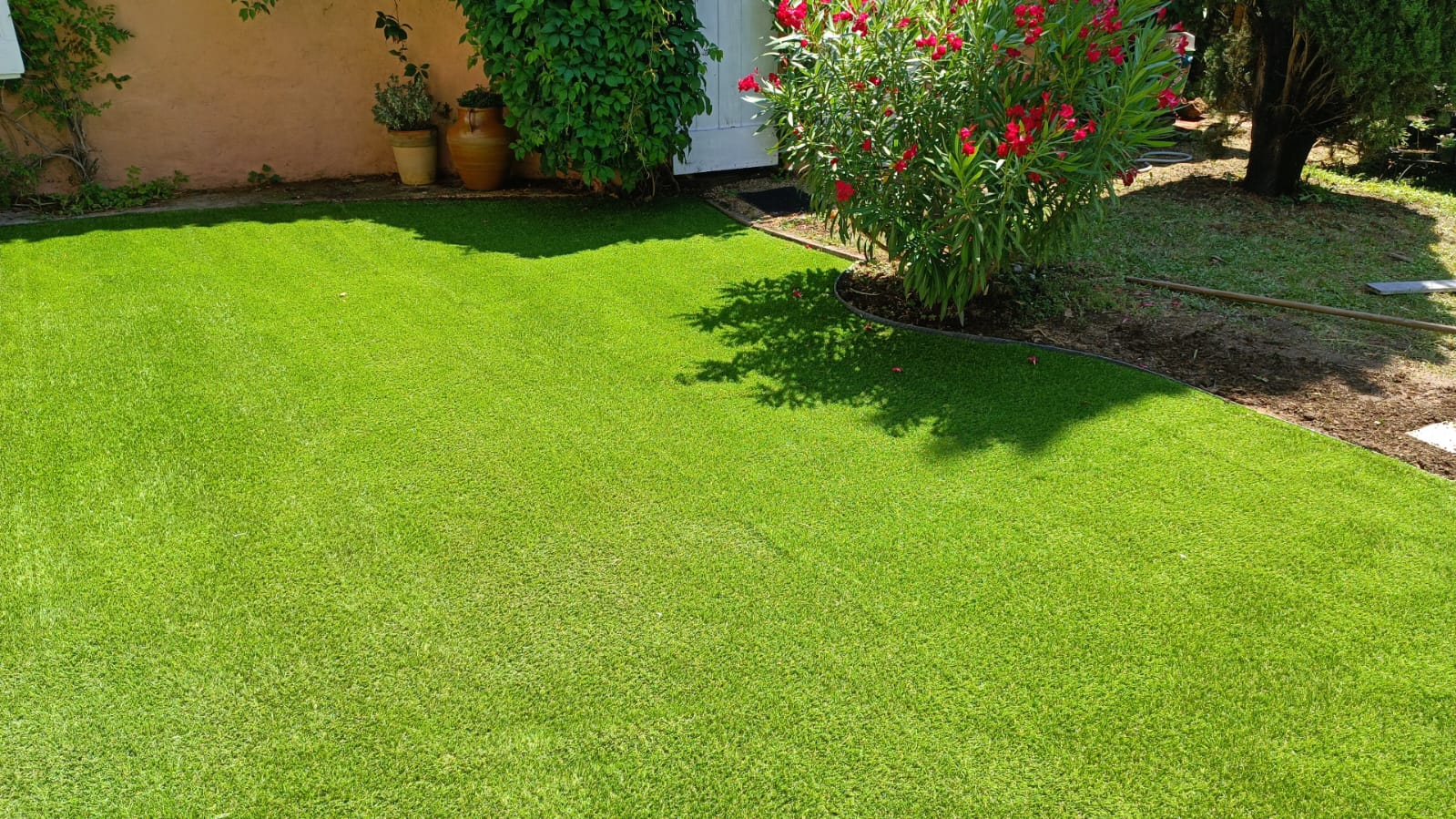 Pose de pelouse synthétique sur terrasse