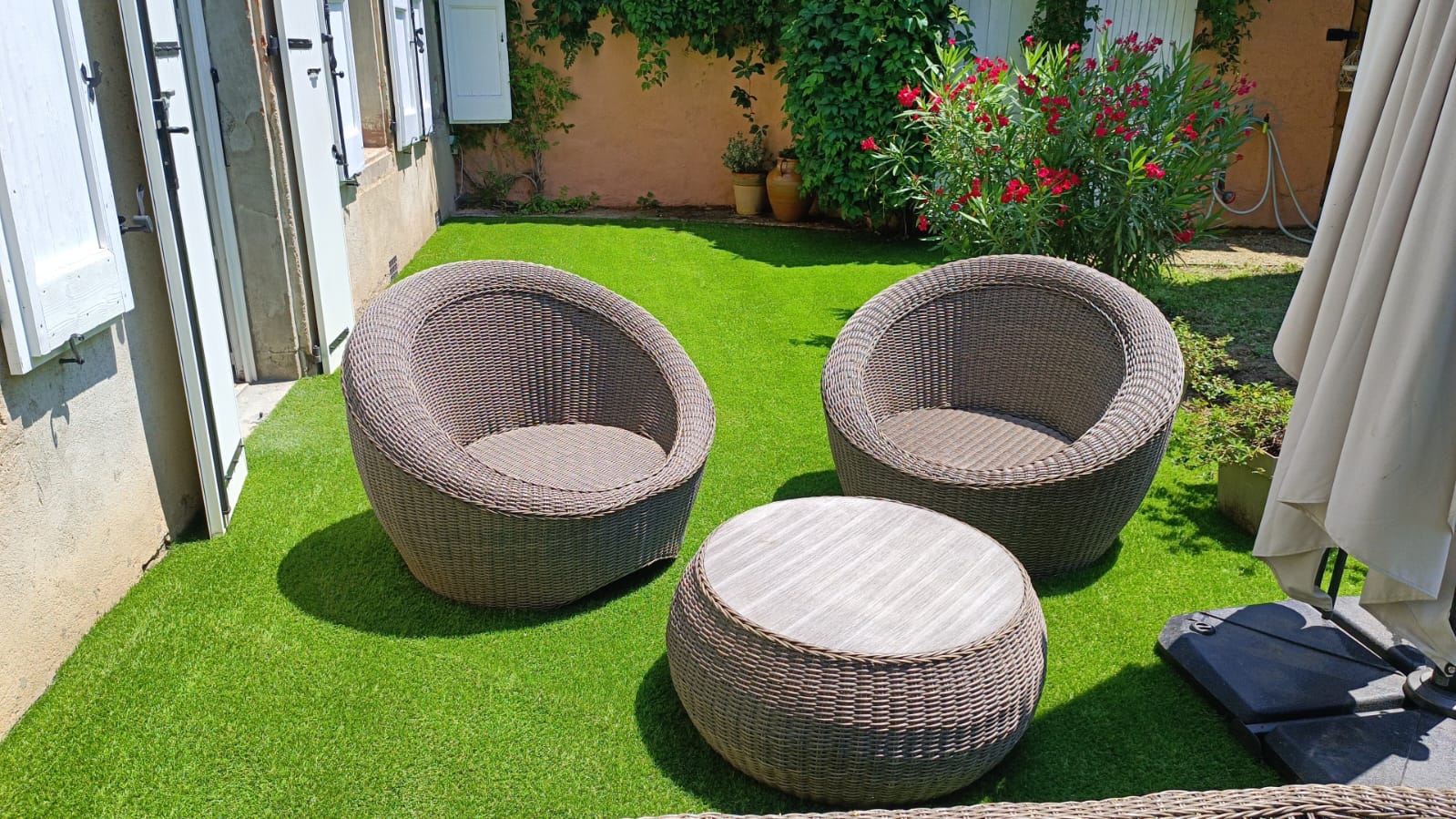 Pose de pelouse synthétique sur terrasse